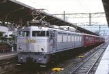 EF81形として最後まで定期運用で活躍した303号機の国鉄時代の姿。50系客車を牽引して門司駅に停車中（撮影：南正時）