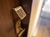 客室ドアにつけた暗証番号キー（写真：スーパーホテル提供）