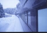 雪の中、塩狩峠を走る客車からの車窓風景（撮影：南正時）