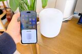 セットアップはiPhoneを近づけるだけ。Wi-Fiの設定や、Apple IDとの連携、Apple Musicへのログインなどを個別に設定する必要はない。また設置した部屋にほかのHomePodがあったり、Apple TVがある場合は、これらとの連携も自動的にお勧めしてくれる（筆者撮影）