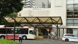荻窪駅北口はバスが頻繁に発着する。青梅街道に面するので自動車の交通量は多い（筆者撮影）