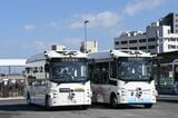 大甕駅周辺で行われているレベル2自動運転実証実験の小型バス（記者撮影）