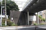 架道橋の橋台は2線分あるが橋桁がかかっているのは東側の1線だけ（筆者撮影）