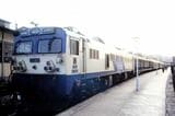トルコの日本製機関車がブルガリアなどの客車を引く国際夜行列車（1991年 筆者撮影）