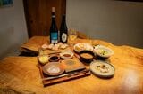 「おまかせコース」のイメージ。とんかつは5銘柄5部位で、1ピースは50～60グラム、全部で250～270グラム程度が提供される。中津では8銘柄8部位を提供していたが、昼はアトラクションの予約、夜は花火や水上ショーと、ほかの目当てがある客が多いため、「1時間で食べ切れる量」を考えこの形となった（写真提供：とんかつ乃ぐち）