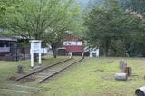 今福線との接続地点になるはずだった可部線の三段峡駅は2003年に廃止。跡地は公園に生まれ変わり、線路の終端部や駅名標を模したモニュメントが整備された（筆者撮影）