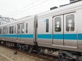 ドア幅が広い分、車端部には細長い戸袋窓しかないのが特徴（記者撮影）