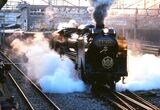 1988年12月、オリエント急行を牽引して上野駅を発車するD51 498（撮影：南正時）
