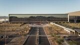 TSMCはアメリカ･アリゾナ州の工場群の建設に総額20兆円超を投じる計画だ。写真はアリゾナ工場のオフィス棟（TSMC提供）