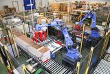 従来の産業用ロボット。一般的に安全柵に囲まれて作業を行っている（写真：安川電機）