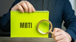 若者がハマる性格診断｢MBTI｣の落とし穴　ネットの無料版は別物？ 心理学者が説く"気軽に受ける"ことの危うさ