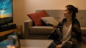 テレビ離れは若者だけ？　大規模調査でわかった直近5年間で利用率が最も減少した年代