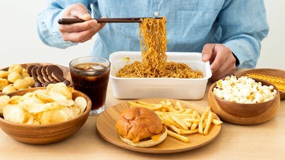 食卓に並んだ数々の加工食品