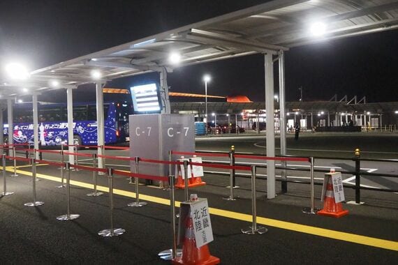 バスターミナルには、方面別に乗り場が分かれている(筆者撮影)