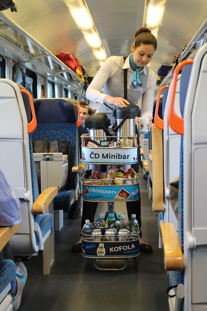 チェコ鉄道の車内販売。頻繁に商品の補充を行っている