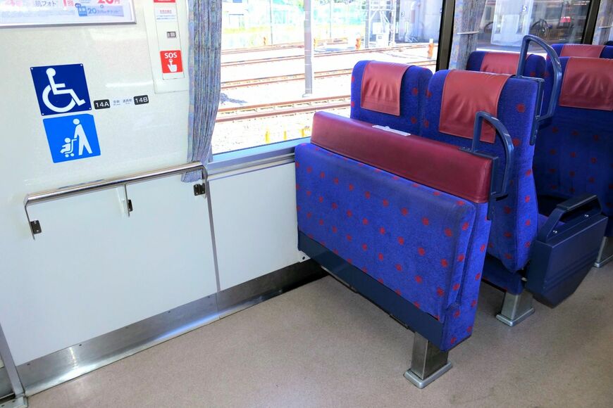 京急2100形の車内