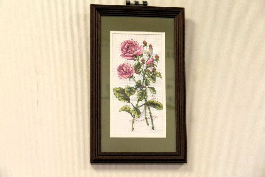 駅長の母の手による刺しゅう作品（記者撮影）