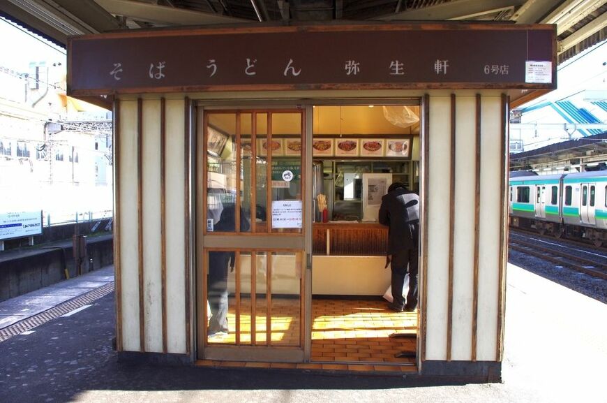 我孫子駅1・2番ホームにある弥生軒6号店。こちらに山下清さんの看板がある