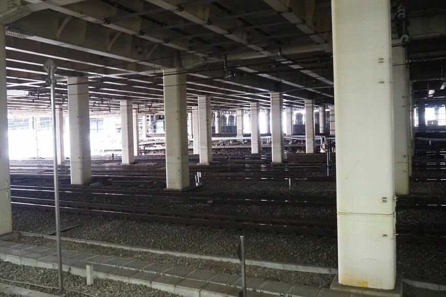 JR新宿駅のホームからはバスタ新宿を支える人工地盤の柱が見渡せる（筆者撮影）