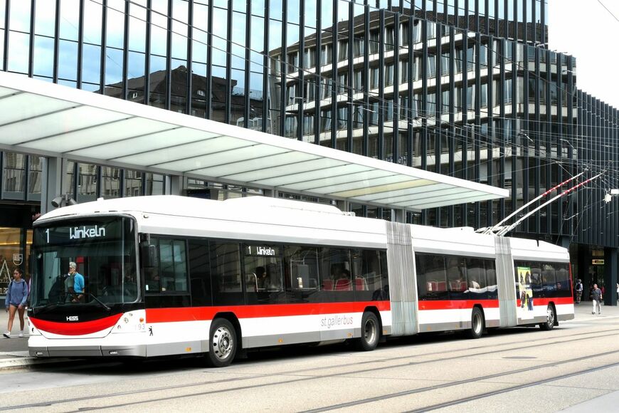 環境保護先進国で、国産の3両連接トロリーバスが主要都市で運転（筆者撮影）