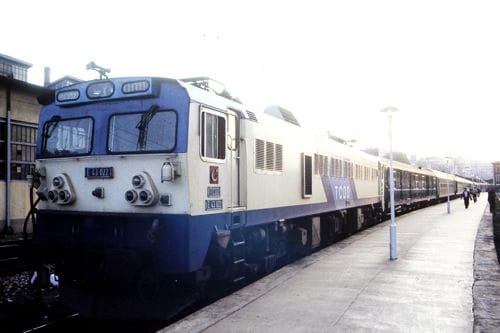 トルコの日本製機関車がブルガリアなどの客車を引く国際夜行列車（1991年 筆者撮影）