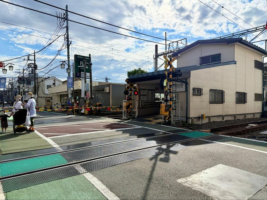 改札口の目の前に踏切がある。駅舎は随分こぢんまりとしている（写真：筆者撮影）