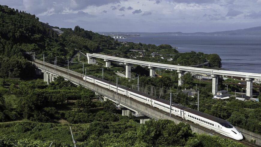 ミカン畑の山と山の合間に顔を出して八代海を見る 新幹線開業で南九州の時間距離は劇的に変わり横には南九州西回り自動車道も建設中(新水俣ー出水間、写真：久保田 敦）