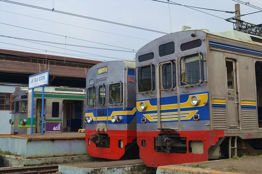 ジャカルタに集った、昭和から平成初期にかけて日本の首都圏で通勤輸送を担ったコルゲートボディのステンレス車両。その中で元東急の車両（右）は最も長く活躍した（筆者撮影）