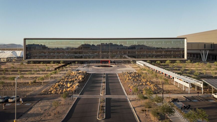 TSMCはアメリカ･アリゾナ州の工場群の建設に総額20兆円超を投じる計画だ。写真はアリゾナ工場のオフィス棟（TSMC提供）