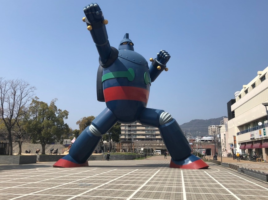 神戸市出身の漫画家、横山光輝さんの代表作「鉄人28号」のモニュメントが、JR新長田駅のそばの公園内に設置されている（筆者撮影）