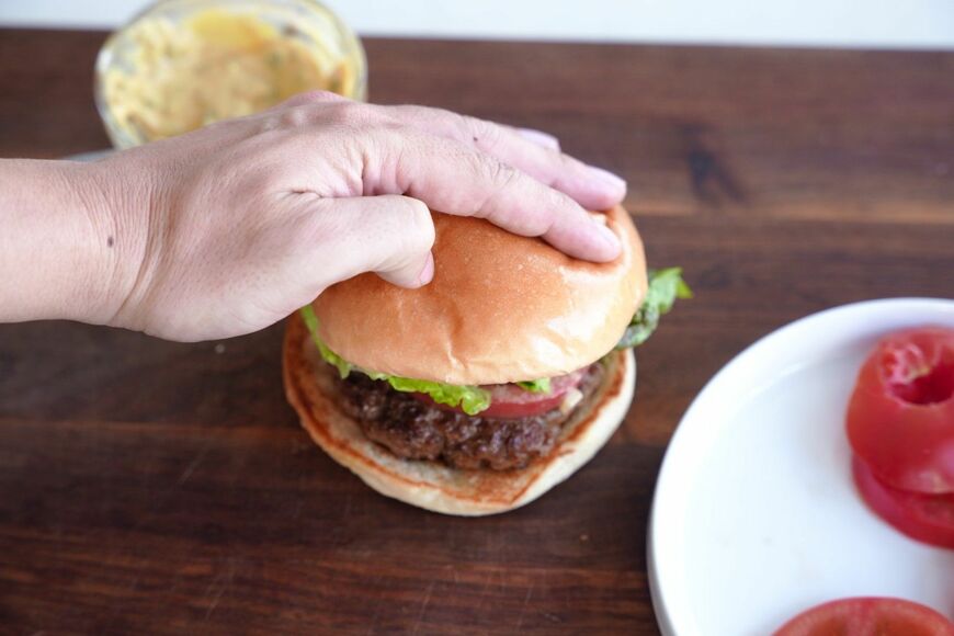 ハンバーガーを上から押さえているところ