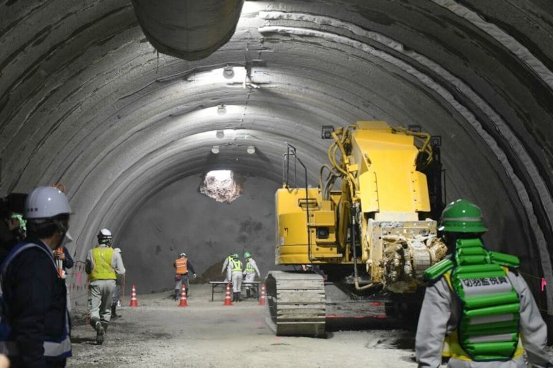 重機をどかすと、ぽっかりと穴が開いていた