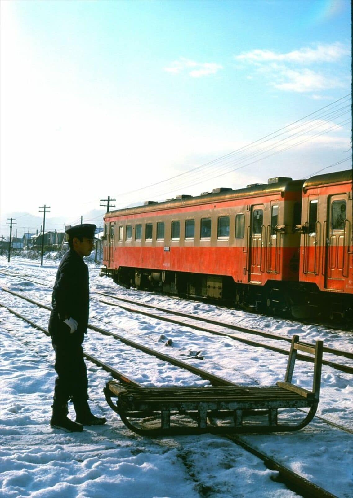 雪の清水沢駅と駅員