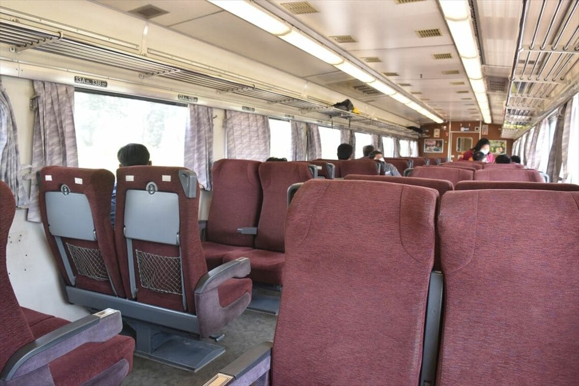 中間車の座席は789系電車と同等品だ