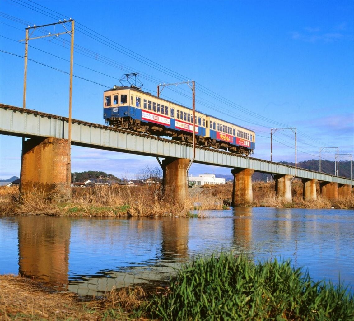 日野川を渡る福武線のモハ80形