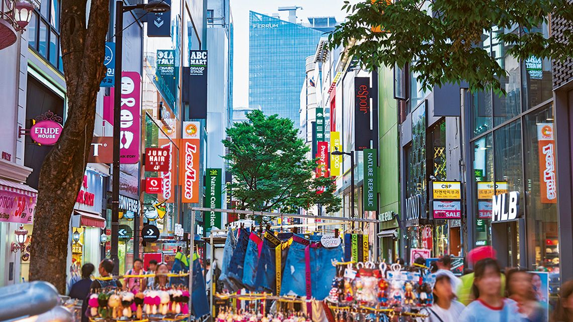 看板あふれる韓国の繁華街のイメージ画像