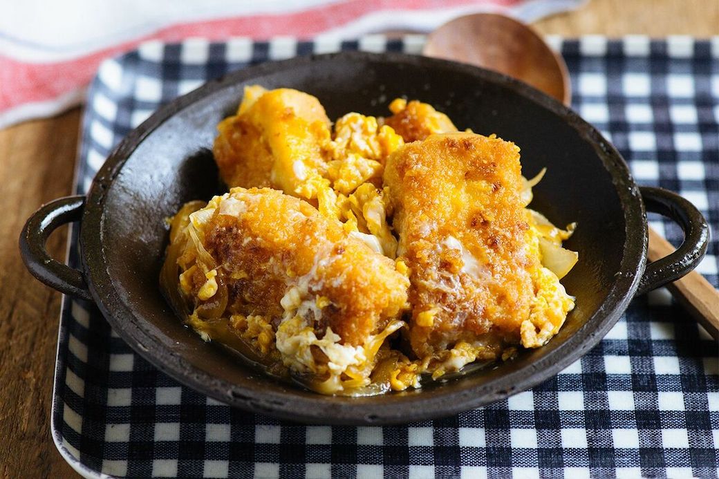 “なんちゃって料理”「高野豆腐をかつ煮に」（写真：週刊女性PRIME編集部）