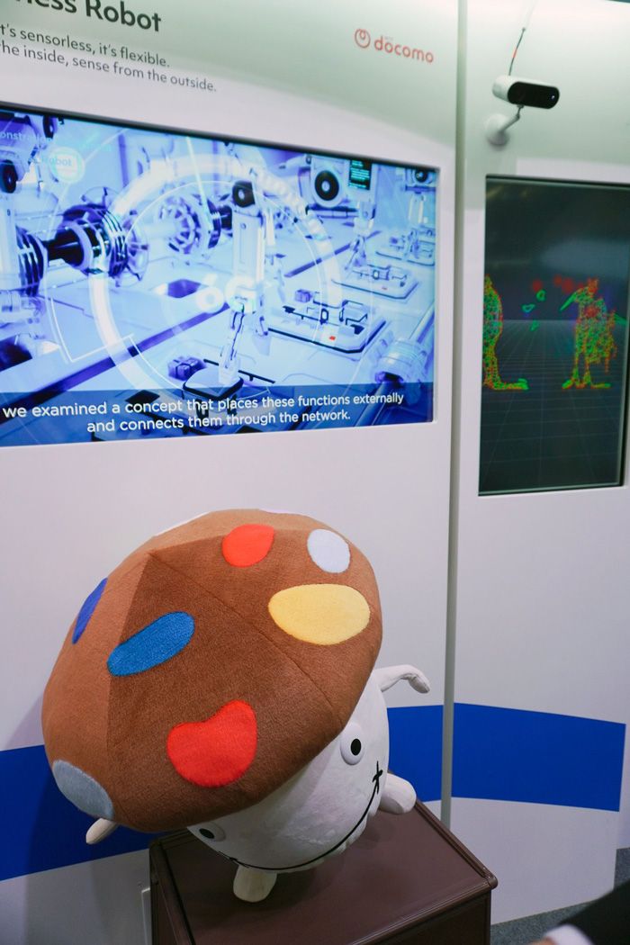 センサーレスロボットのコンセプトモデル。センサーを持たず、ネットワーク側で映像解析やセンシングを代行する（写真：筆者撮影）