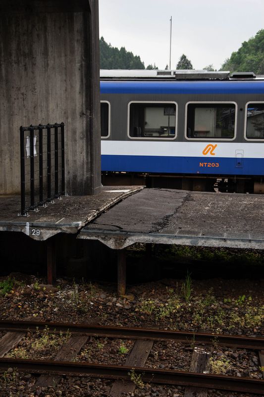 穴水駅ホームも、よく見ると乗降に支障のないところには大きな段差が残っている（筆者撮影）