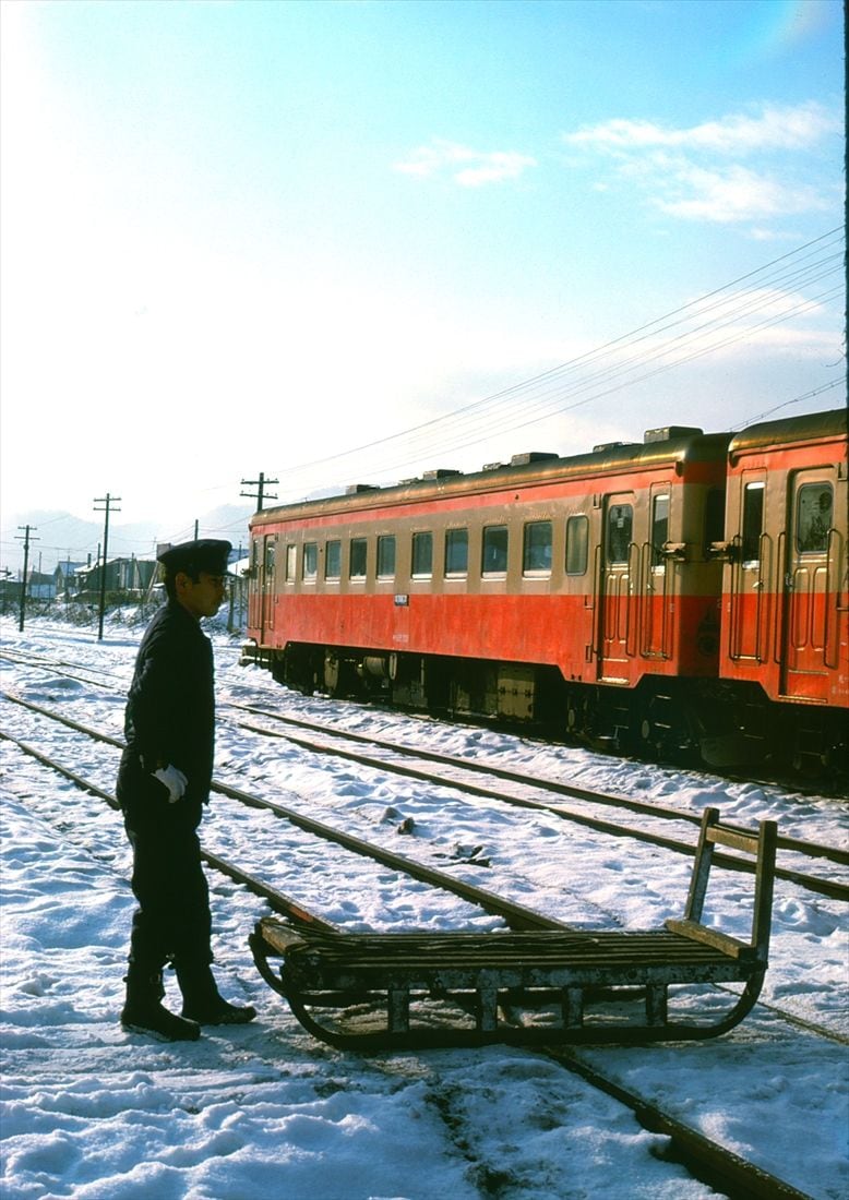 雪の清水沢駅と駅員（撮影：南正時）