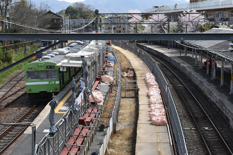 桃山駅（2018年）単線区間で電車交換待ち時間が長かった（筆者撮影）