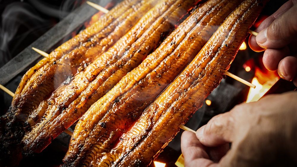 輸出入が規制された場合、スーパーや飲食店などでウナギの値段が上がる可能性も（写真：jazzman／PIXTA）
