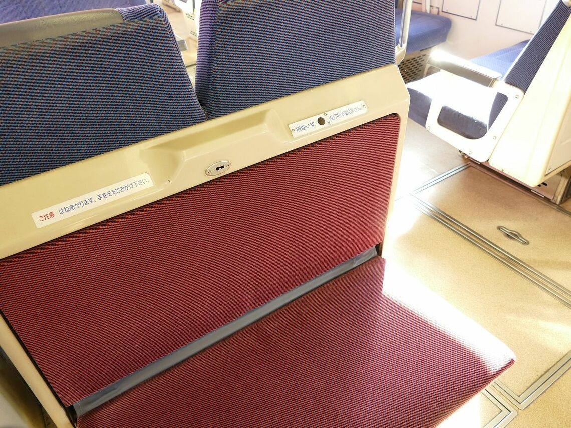 2000形は京急で初めて補助席を取り付けた（記者撮影）