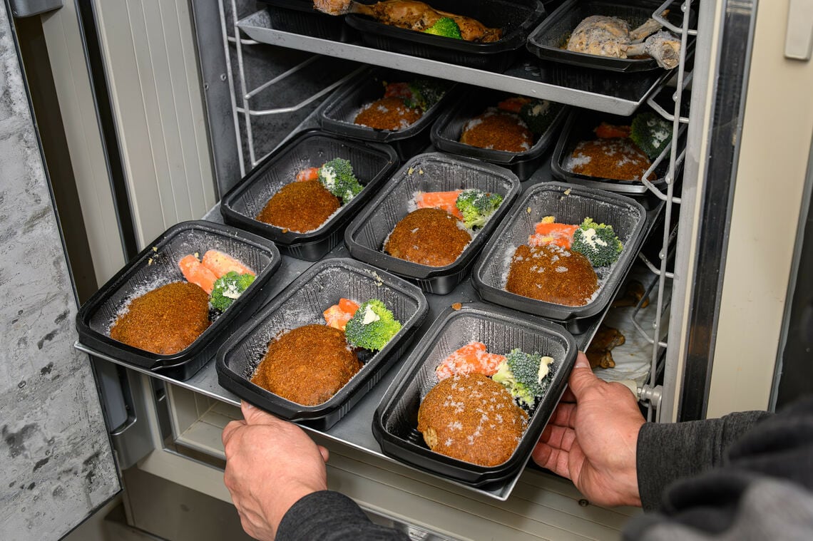 急速冷凍機で冷凍したハンバーグ。30分程度で冷凍することができるという（筆者撮影）