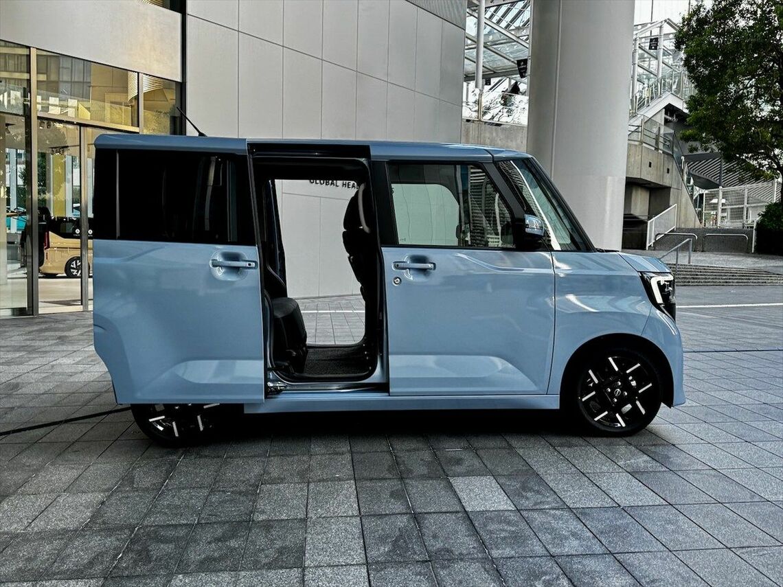 ホンダ「N-BOX」やスズキ「スペーシア」をライバルとするスーパーハイトワゴン（筆者撮影）