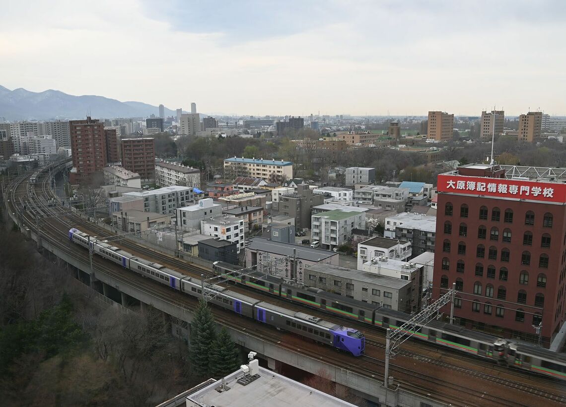 札幌駅西側の函館本線。北海道新幹線はこの左手前で地上に出てくる=2022年4月（筆者撮影）