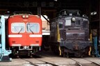 車庫で7000形電車と顔を並べるED501