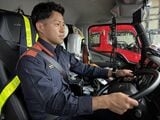 EV消防ポンプ車の運転席に座る隊員（筆者撮影）