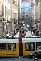 リスボン中心街で新型車両路線と旧型車両路線が交差（筆者撮影）