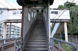 東口へはこの階段を上って線路を越える（記者撮影）